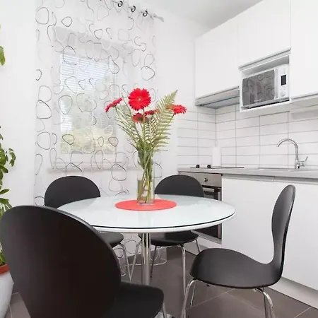 Mit Garten In Der Naehe Des Zentrums By Interhome Apartment *