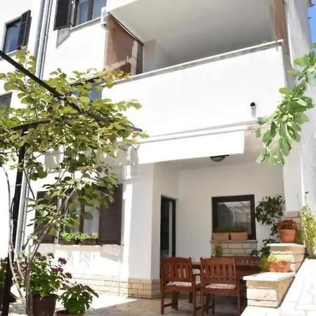 Lägenhet Mit Garten In Der Naehe Des Zentrums By Interhome Pula