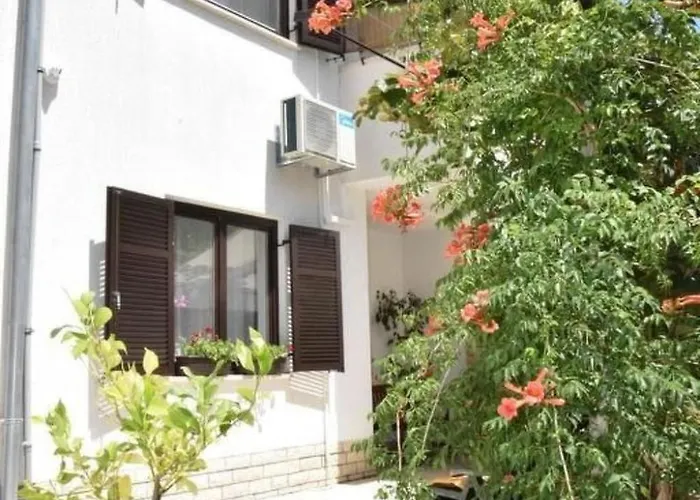 Mit Garten In Der Naehe Des Zentrums By Interhome Pula