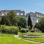 Апартаменти Mit Garten In Der Naehe Des Zentrums By Interhome
