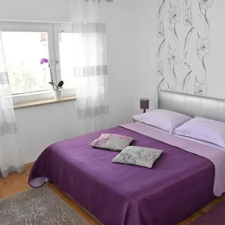 Mit Garten In Der Naehe Des Zentrums By Interhome * Pola