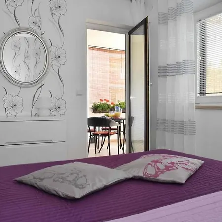 Mit Garten In Der Naehe Des Zentrums By Interhome Pola