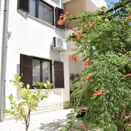 Mit Garten In Der Naehe Des Zentrums By Interhome Pula