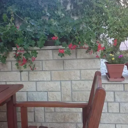 Mit Garten In Der Naehe Des Zentrums By Interhome * Pola