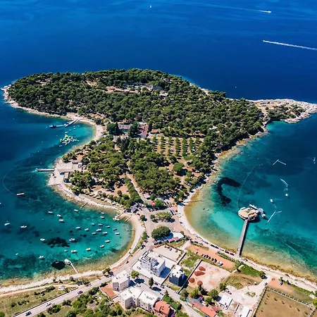 Mit Garten In Der Naehe Des Zentrums By Interhome * Pola