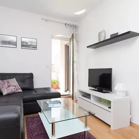 Mit Garten In Der Naehe Des Zentrums By Interhome * 普拉