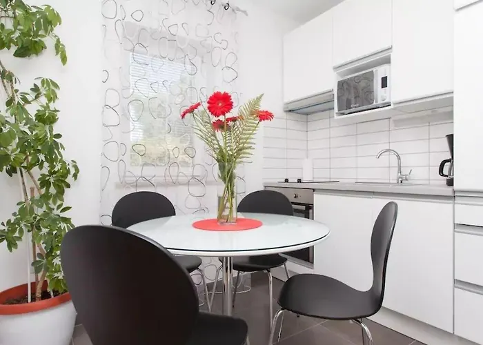 Mit Garten In Der Naehe Des Zentrums By Interhome Daire *